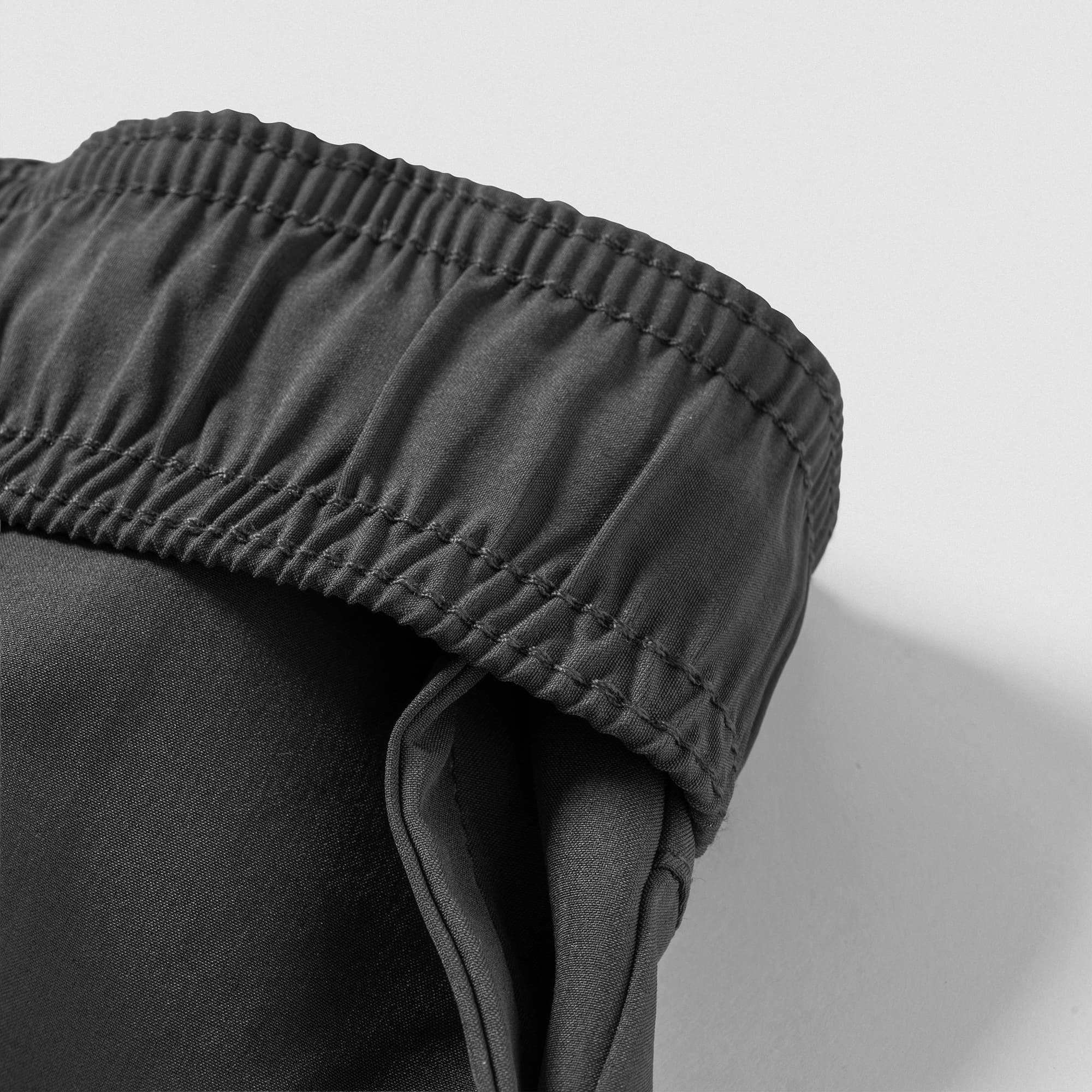 Elastic waistband detail on Men's Conquer 5 Inch Shorts - Dark Gray