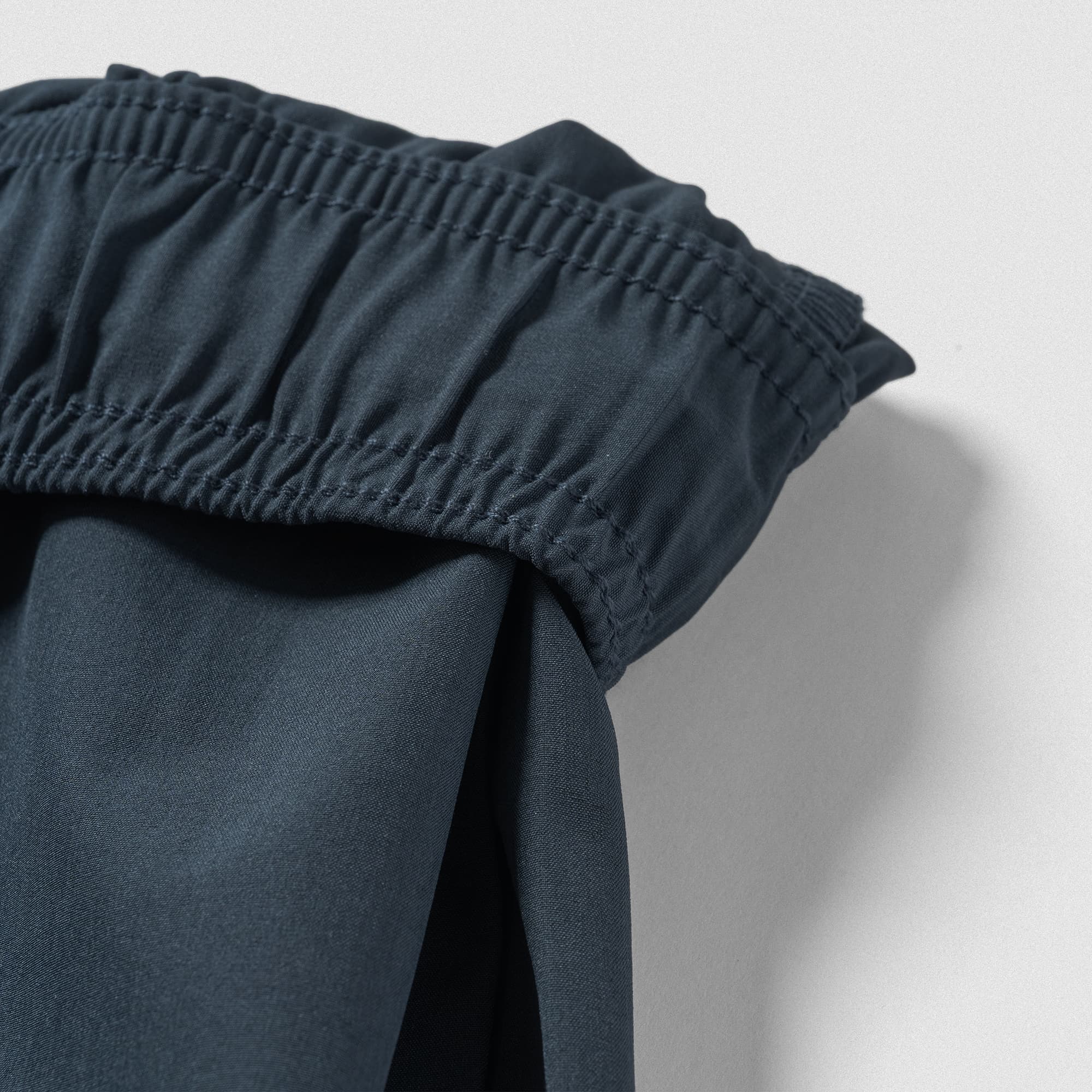 Elastic waistband detail on Men's Conquer 5 Inch Shorts - Navy