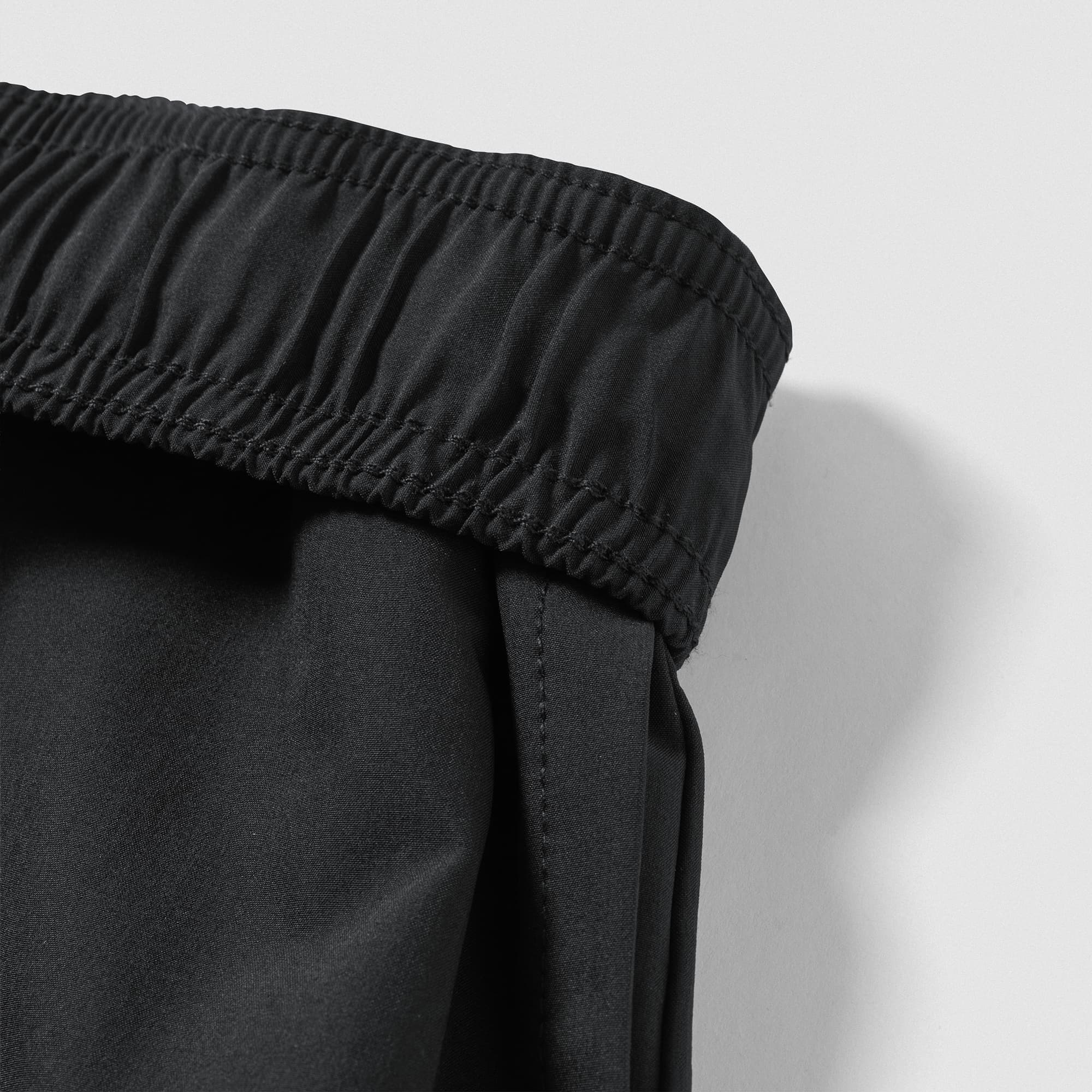 Elastic waistband detail on Men's Conquer 7 Inch Shorts - Black