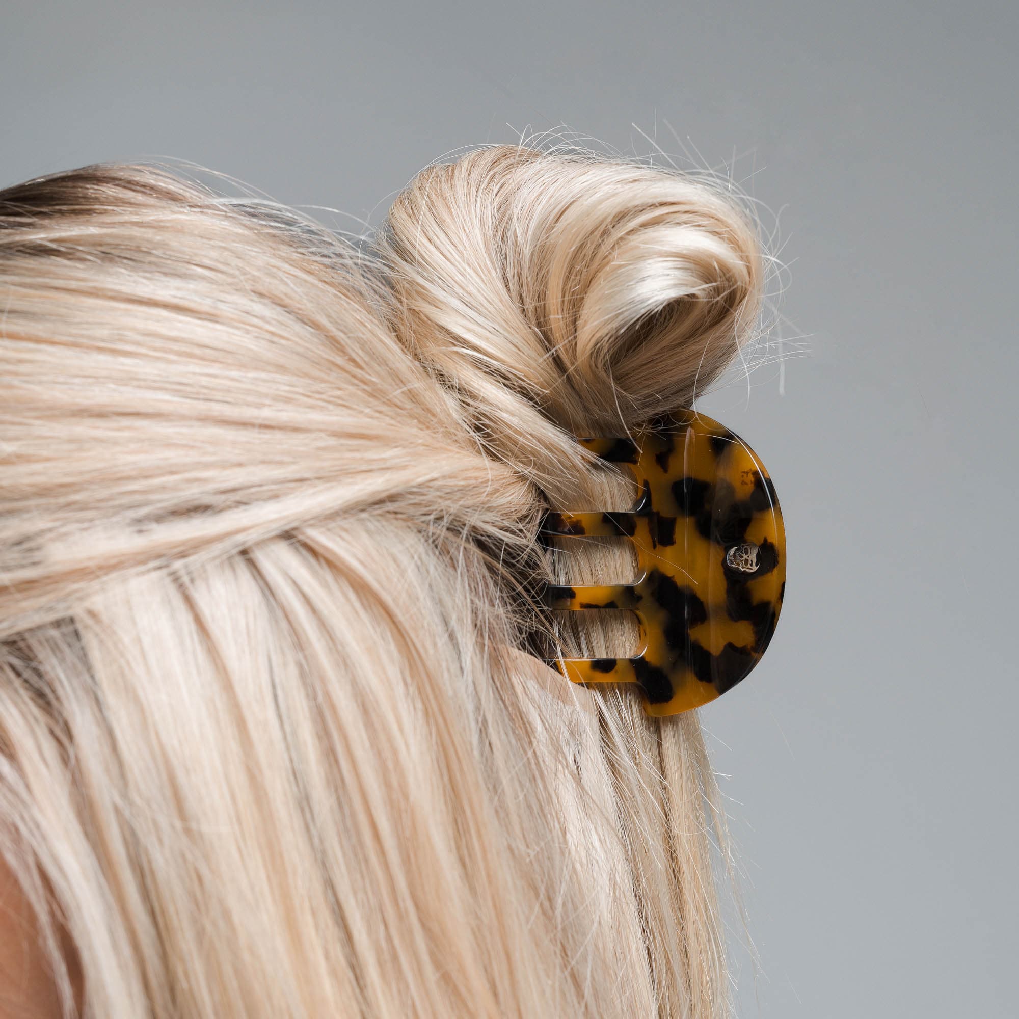model wearing Small Claw Clip - Tortoise Shell Brown straight blonde hair