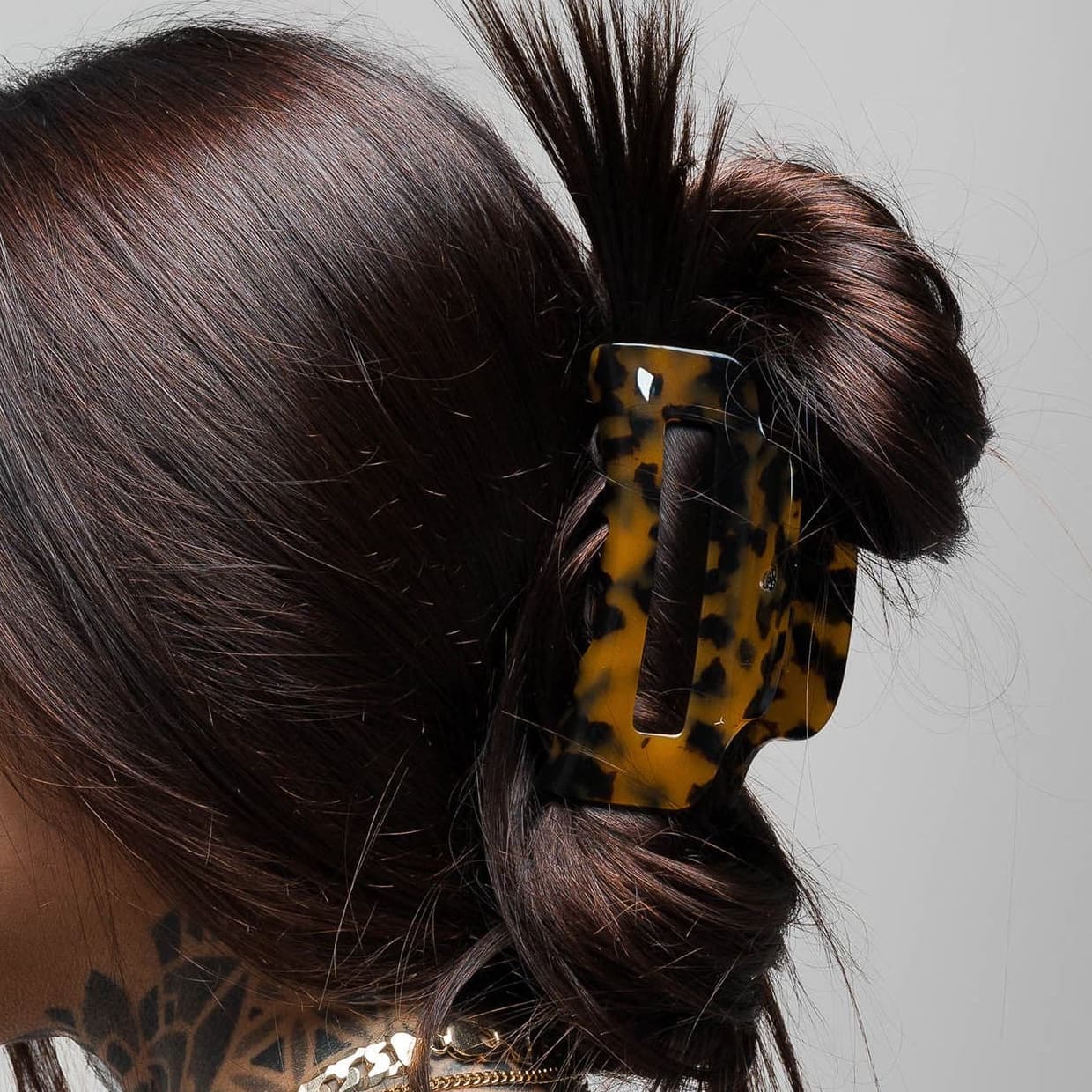 model wearing Large Claw Clip - Tortoise Shell Brown straight brown hair
