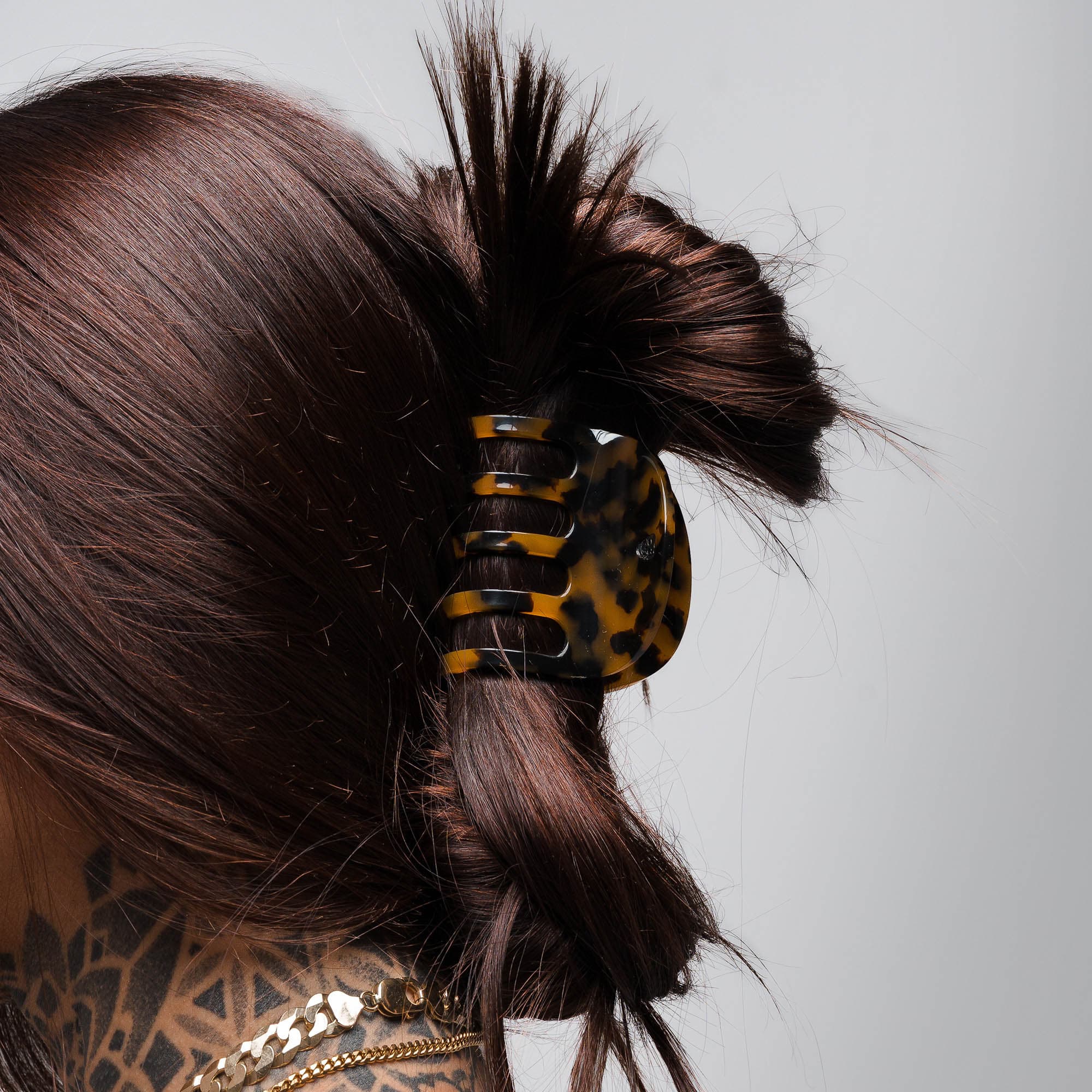 model wearing Small Claw Clip - Tortoise Shell Brown straight brown hair